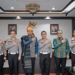 Walikota Medan, Bobby Afif Nasution didampingi Wakil Walikota Medan, Aulia Rachman berfoto bersama dengan Pejabat Korlantas Mabes Polri usai pertemuan di Balai Kota Medan, Jumat (9/6/2023)