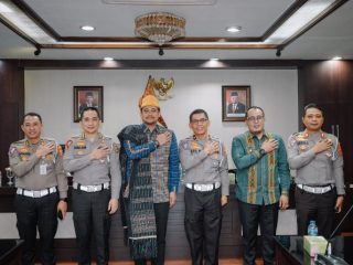 Walikota Medan, Bobby Afif Nasution didampingi Wakil Walikota Medan, Aulia Rachman berfoto bersama dengan Pejabat Korlantas Mabes Polri usai pertemuan di Balai Kota Medan, Jumat (9/6/2023)