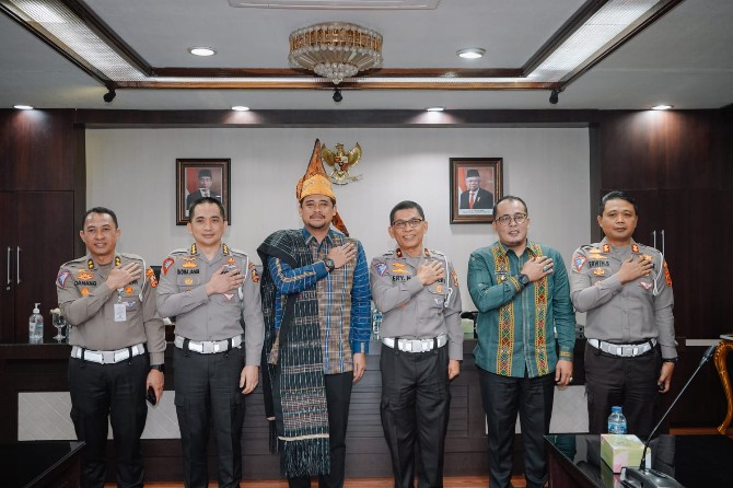 Walikota Medan, Bobby Afif Nasution didampingi Wakil Walikota Medan, Aulia Rachman berfoto bersama dengan Pejabat Korlantas Mabes Polri usai pertemuan di Balai Kota Medan, Jumat (9/6/2023)