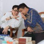 Walikota Medan, Bobby Afif Nasution bernincang akrab dengan Menteri Hukum dan HAM, Yasonna H Laoly di sela sela peresmian rumah singgah untuk masyarakat Nias