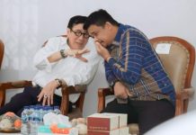Walikota Medan, Bobby Afif Nasution bernincang akrab dengan Menteri Hukum dan HAM, Yasonna H Laoly di sela sela peresmian rumah singgah untuk masyarakat Nias