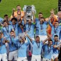 Pemain Man City mengangkat Piala Liga Champions 2022/2023 setelah dibabak final mengalahkan Inter Milan 1-0 di Stadion Ataturk Olympic Stadium, Minggu (11/6/2023)..foto:Reuters