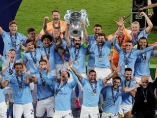 Pemain Man City mengangkat Piala Liga Champions 2022/2023 setelah dibabak final mengalahkan Inter Milan 1-0 di Stadion Ataturk Olympic Stadium, Minggu (11/6/2023)..foto:Reuters