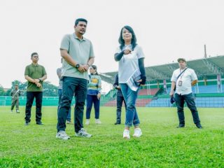 Walikota Medan, Bobby Nasution bersama perwakilan Kementrian PUPR saat meninjau Stadion Teladan Medan, Minggu (11/6/2023)