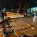 Sejumlah pekerja sedang melakukan pembetonan di salah satu ruas jalan di Kota Medan
