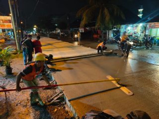 Sejumlah pekerja sedang melakukan pembetonan di salah satu ruas jalan di Kota Medan