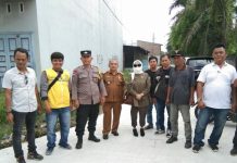 Anggota DPRD Medan, Juniarti (pakai jilbab) saat meninjau Jalan Tirtosari, Kecamatan Medan Tembung