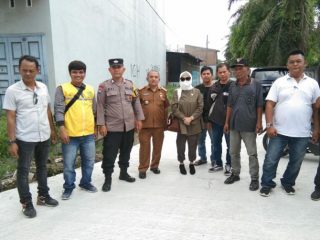 Anggota DPRD Medan, Juniarti (pakai jilbab) saat meninjau Jalan Tirtosari, Kecamatan Medan Tembung