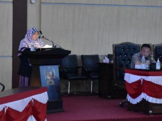 Juru Bicara Fraksi PKS, Dhiyaul Hayati sedang menyampaikan pendapat fraksinya dalam sidang paripurna DPRD Medan terkait ranperda pajak dan retribusi daerah di Gedung DPRD Medan, Selasa (13/6/2023)