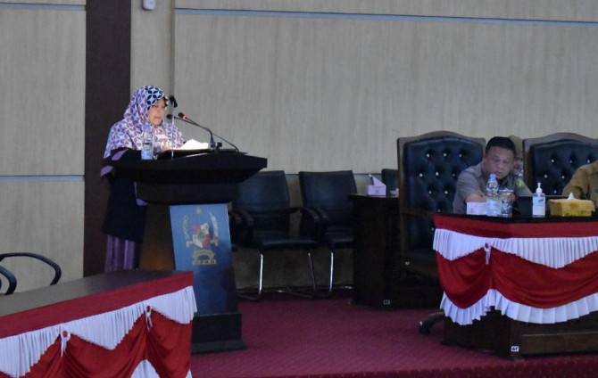 Juru Bicara Fraksi PKS, Dhiyaul Hayati sedang menyampaikan pendapat fraksinya dalam sidang paripurna DPRD Medan terkait ranperda pajak dan retribusi daerah di Gedung DPRD Medan, Selasa (13/6/2023)