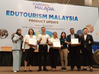 Sedikitnya 400 universitas (perguruan tinggi) di Malaysia siap menampung lulusan yang akan melanjutkan pendidikan di negara tetangga tersebut pada strata S1 (sarjana), S2 (magister) dan program S3 (doktor).