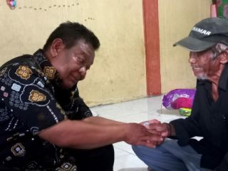 Daniel Pinem saat menjenguk warga Jalan Irigasi, Kecamatan Medan Tuntungan, kemarin