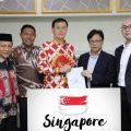 Ketua DPRD Medan, Hasyim (tengah) berfoto bersama dengan dengan Konjen Singapura untuk Medan