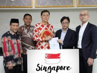 Ketua DPRD Medan, Hasyim (tengah) berfoto bersama dengan dengan Konjen Singapura untuk Medan