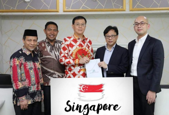 Ketua DPRD Medan, Hasyim (tengah) berfoto bersama dengan dengan Konjen Singapura untuk Medan