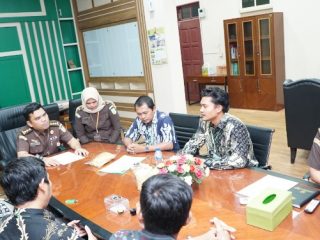 Sejumlah elemen mahasiswa yang mendatangi kantor Kejaksaan Tinggi Sumatera Utara di Jalan AH Nasution Medan, Kamis (15/6/2023).