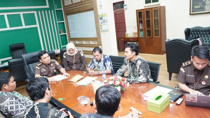 Sejumlah elemen mahasiswa yang mendatangi kantor Kejaksaan Tinggi Sumatera Utara di Jalan AH Nasution Medan, Kamis (15/6/2023).