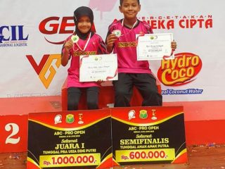 Adeeva dan Doa berfoto bersama usai menerima medali