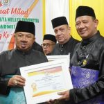 Ketua Umum PB Mambi, Syamsul Arifin menyerahkan penghargaan kepada Plt Bupati Langkat atas pengabdiannya selama 20 tahun untuk organisasi adat melayu itu. Penghargaan ini diberikan dalam rangkaian Milad ke-52 Mabmi.