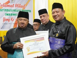 Ketua Umum PB Mambi, Syamsul Arifin menyerahkan penghargaan kepada Plt Bupati Langkat atas pengabdiannya selama 20 tahun untuk organisasi adat melayu itu. Penghargaan ini diberikan dalam rangkaian Milad ke-52 Mabmi.