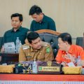 Walikota Medan, Bobby Nasution berbincang dengan Ketua DPRD Medan, Hasyim di sela sela sidang paripurna DPRD Medan, kemarin. Foto:Dinas Kominfo Kota Medan