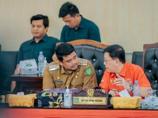 Walikota Medan, Bobby Nasution berbincang dengan Ketua DPRD Medan, Hasyim di sela sela sidang paripurna DPRD Medan, kemarin. Foto:Dinas Kominfo Kota Medan