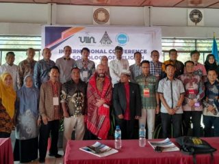 USAI PEMBUKAAN : Peserta International Conference On Sociology Of Religion se-Indonesia yang diselenggarakan Prodi Sosiologi Agama (SA) FIS UINSU Medan, berfoto bersama di Parapat View Hotel, Kamis (22/06/2023).