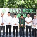 Wakil Ketua DPRD Medan, Rajudin Sagala berfoto bersama dengan Kepala Sekolah MAN 2 Medan dan jajarannya.