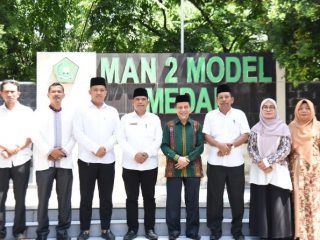 Wakil Ketua DPRD Medan, Rajudin Sagala berfoto bersama dengan Kepala Sekolah MAN 2 Medan dan jajarannya.