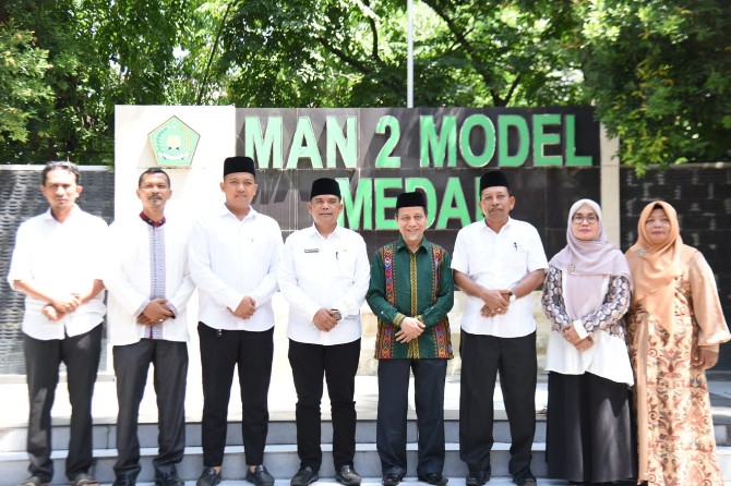 Wakil Ketua DPRD Medan, Rajudin Sagala berfoto bersama dengan Kepala Sekolah MAN 2 Medan dan jajarannya.