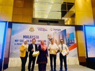 Malaysia membuka pintu selebar-lebarnya kepada pemilik dana besar untuk menetap di Malaysia yang selama ini visa regular hanya 30 hari menjadi lima tahun dan dapat diperpanjang