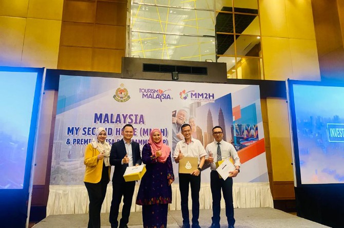 Malaysia membuka pintu selebar-lebarnya kepada pemilik dana besar untuk menetap di Malaysia yang selama ini visa regular hanya 30 hari menjadi lima tahun dan dapat diperpanjang