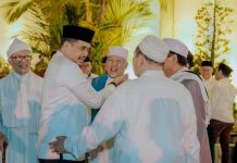 Walikota Medan, Bobby Afif Nasution saat berbincang dengan para ulama di sela sela takbiran Idul Adha 1444 H di Halaman Kantor Walikota Medan, Rabu malam (28/6/2023). Foto: Dinas Kominfo Medan