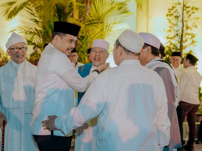Walikota Medan, Bobby Afif Nasution saat berbincang dengan para ulama di sela sela takbiran Idul Adha 1444 H di Halaman Kantor Walikota Medan, Rabu malam (28/6/2023). Foto: Dinas Kominfo Medan