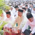 Walikota Medan, Bobby Nasution bersama Gubsu, Edy Rahmayadi terlihat khusyuk mendengarkan khutbah Idul Adha, Kamis (29/6/2023)