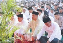 Walikota Medan, Bobby Nasution bersama Gubsu, Edy Rahmayadi terlihat khusyuk mendengarkan khutbah Idul Adha, Kamis (29/6/2023)