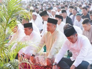 Walikota Medan, Bobby Nasution bersama Gubsu, Edy Rahmayadi terlihat khusyuk mendengarkan khutbah Idul Adha, Kamis (29/6/2023)
