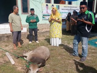 Makna berkurban berarti berusaha menyingkirkan hal-hal yang dapat menghalangi upaya mendekatkan diri pada Allah SWT.