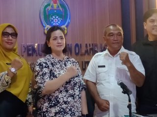Ketua IODI Sumut, Drg Tetty (dua dari kiri) berfoto bersama usai memberikan keterangan pers persiapan Dance Sport di PON 2024. Dance Sport pasang target tinggi sebagai juara umum.(kaldera/HO)
