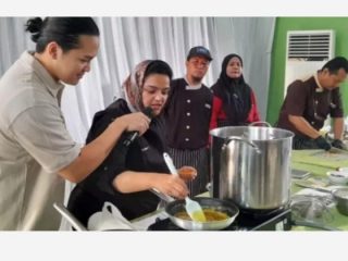 Dua koki ternama asal Qatar, Hassan Abdullah Alibrahim dan Noof Al Marri, sulit malu-malu ketika menjelajah Pasar Petisah, Medan, Minggu (25/6).