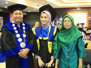 Dekan FIS UINSU Prof Dr Abdurrahman (kiri) berfoto bersama Anggraini Pitaloka (tengah) dan Ibunya Hartati seorang penjual pulpen asongan. Perjuangan Hartati diharapkan menjadi inspirasi banyak orang.(kaldera/HO)
