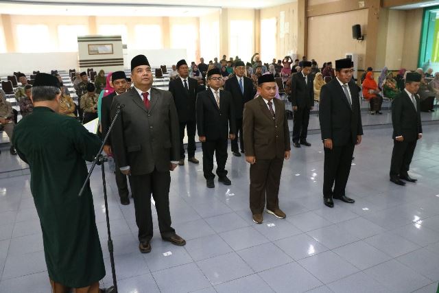 Barisan Wakil Rektor dan Dekan di Lingkungan UINSU Medan saat dilantik Rektor Prof. Dr. Nurhayati.(kaldera/HO)