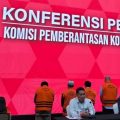 Ketua KPK Firli Bahuri (depan pakai jas) memberikan keterangan pers tentang penahanan 9 pegawai Kementerian ESDM, Kamis (15/6/2023).(kaldera/HO)