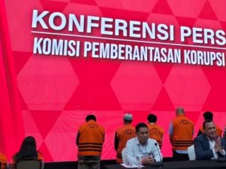 Ketua KPK Firli Bahuri (depan pakai jas) memberikan keterangan pers tentang penahanan 9 pegawai Kementerian ESDM, Kamis (15/6/2023).(kaldera/HO)
