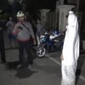 Niat menghibur dengan bikin konten prank pocong, lima pria di Bengkalis, Riau malah ditangkap polisi. Mereka ditangkap karena dinilai telah meresahkan warga dengan konten yang mereka buat.
