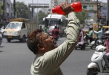 Cuaca panas di India makin ekstrem dalam beberapa hari terakhir. Sebanyak 96 orang dilaporkan meninggal dunia di dua negara bagian karena tak tahan dengan panas terik yang kian mencekam.