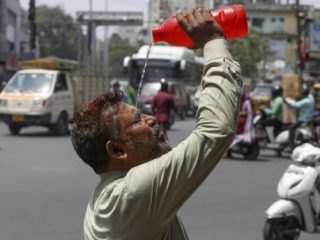 Cuaca panas di India makin ekstrem dalam beberapa hari terakhir. Sebanyak 96 orang dilaporkan meninggal dunia di dua negara bagian karena tak tahan dengan panas terik yang kian mencekam.