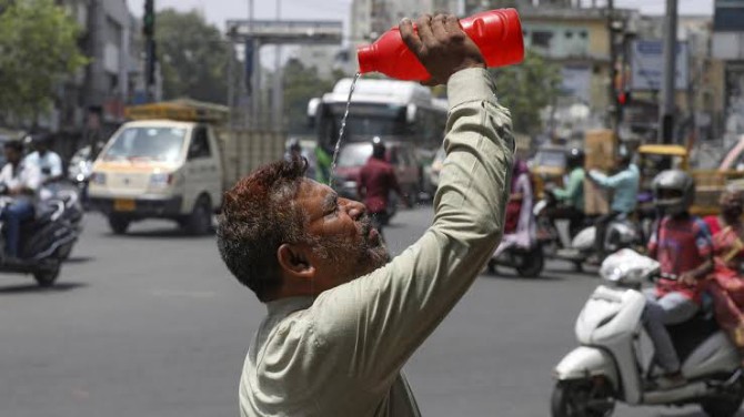 Cuaca panas di India makin ekstrem dalam beberapa hari terakhir. Sebanyak 96 orang dilaporkan meninggal dunia di dua negara bagian karena tak tahan dengan panas terik yang kian mencekam.