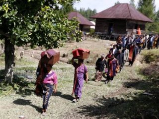 Setiap budaya mempunyai ciri khas tertentu, mulai dari acaranya atau ritual yang terjadi pada saat proses upacara berlangsung. Salah satunya tradisi unik suku Batak yakni Mangongkal Holi.
