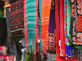Ulos merupakan karya warisan budaya dari masyarakat suku Batak yang berasal dari daerah Sumatera Utara (Sumut). Ada banyak makna dan simbol ulos dalam ada istiadat Batak.